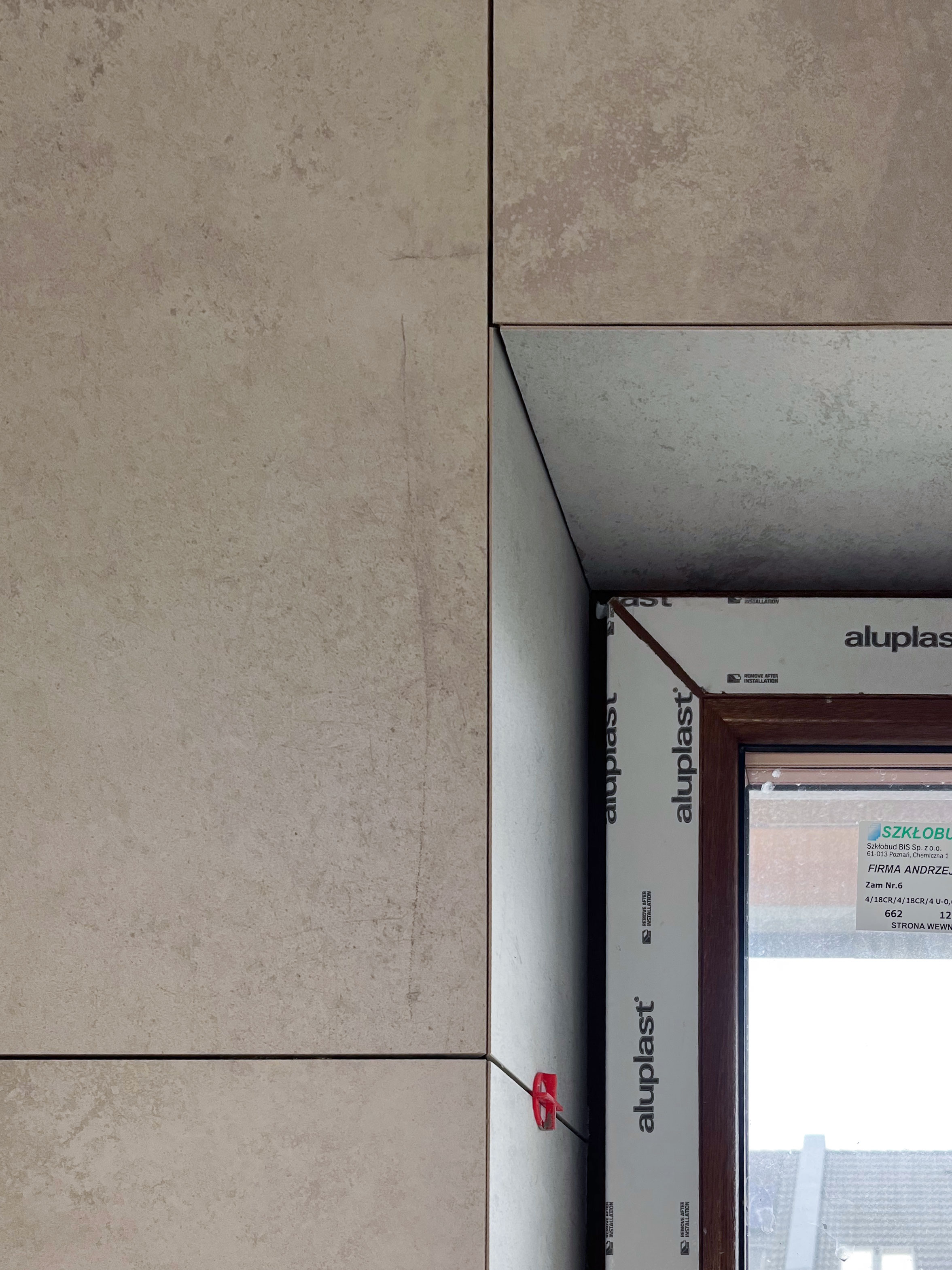 Precyzyjne fugowanie płytek – zbliżenie na jakość wykonania glazurnika