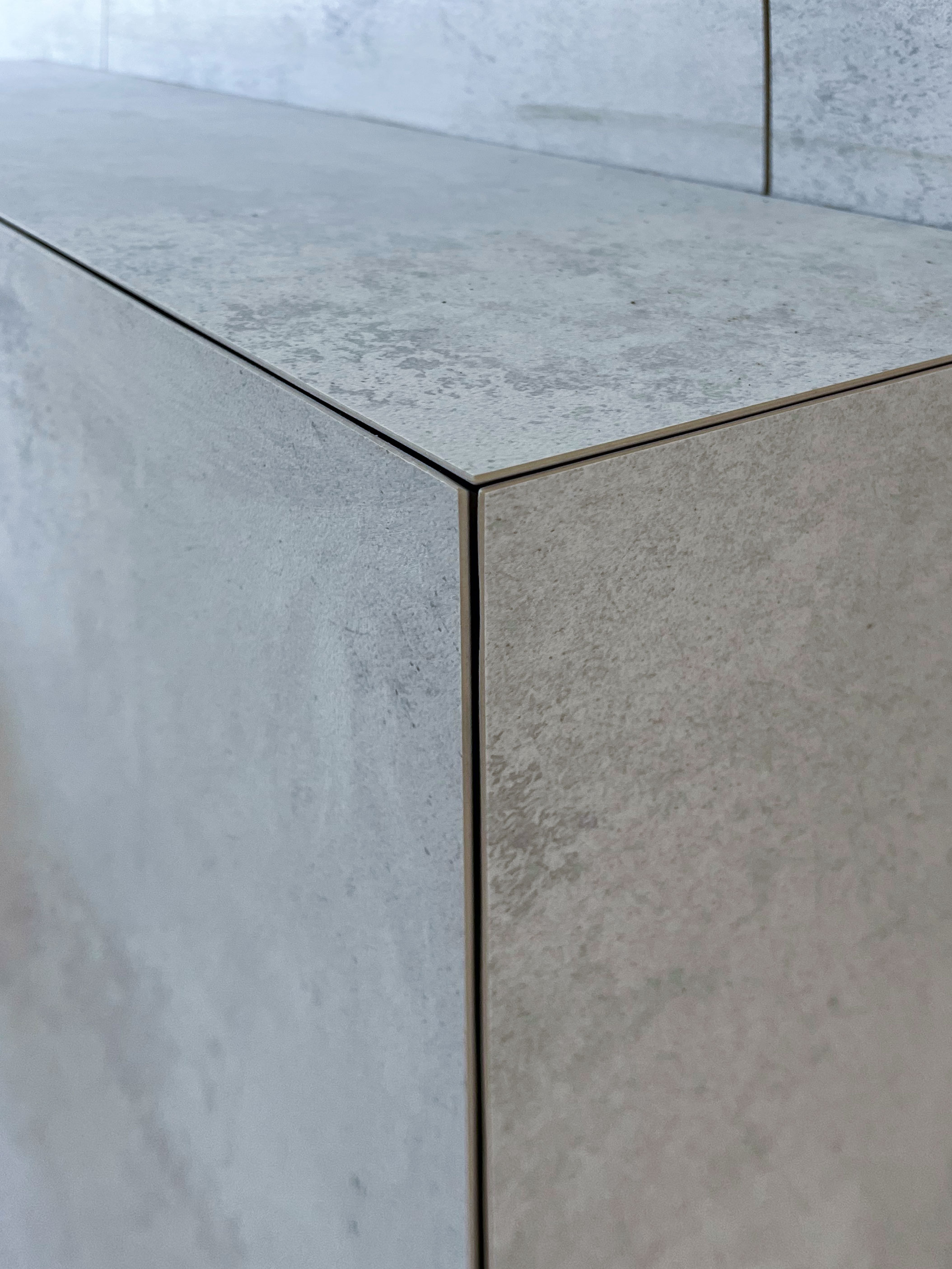 Wykończenie narożnika płytek – precyzja płytkarza z 25-letnim doświadczeniem