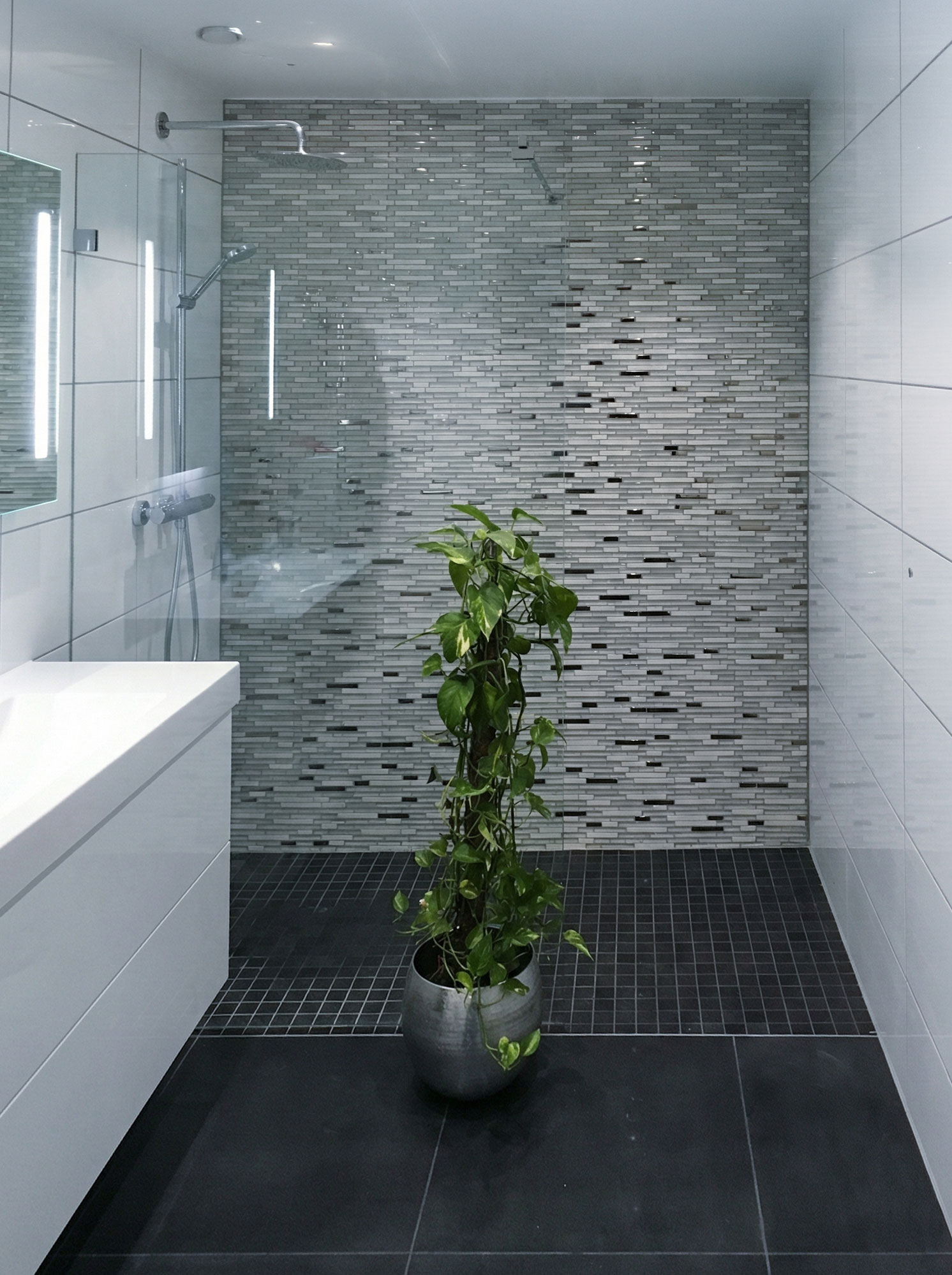 Przestronna łazienka z podwójną umywalką – Tile-pro Poznań