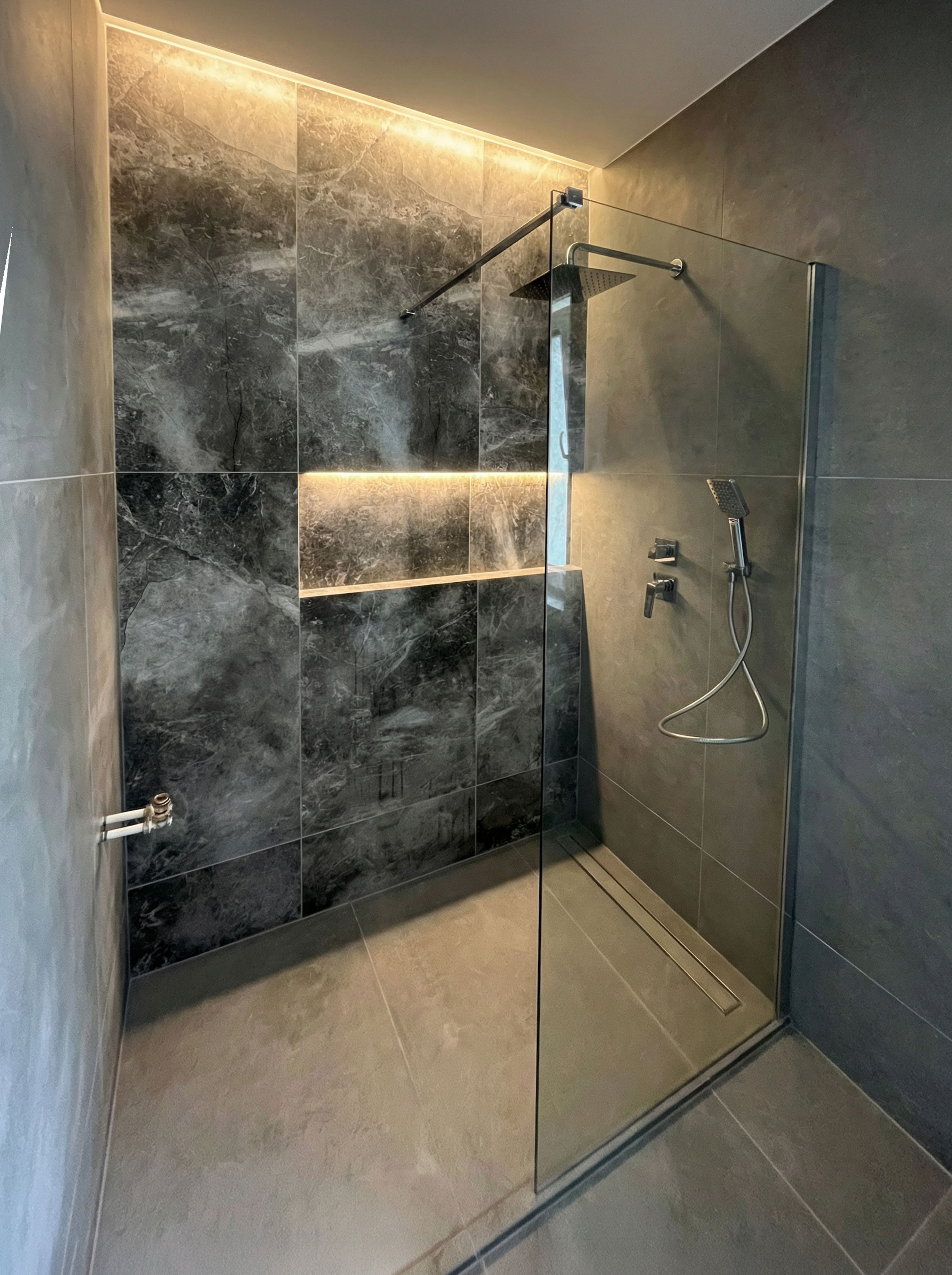 Łazienka z mozaiką – precyzyjne układanie płytek Tile-pro