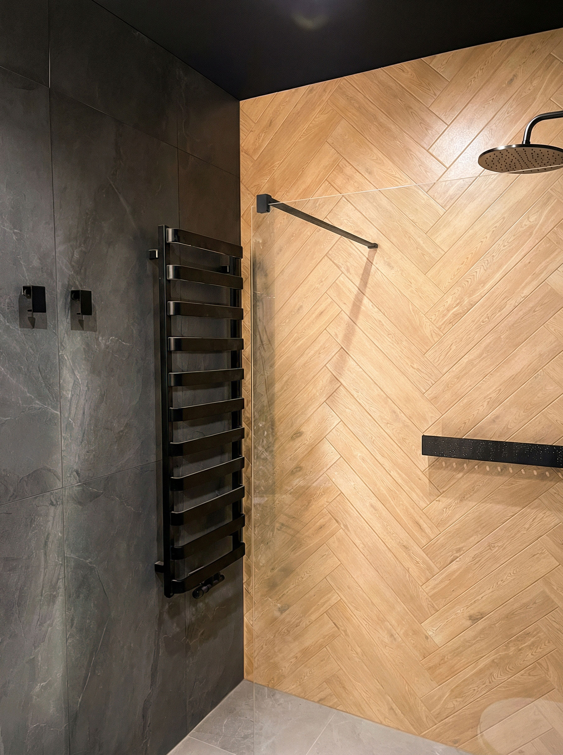 Łazienka z prysznicem i wanną – remont Tile-pro Swarzędz